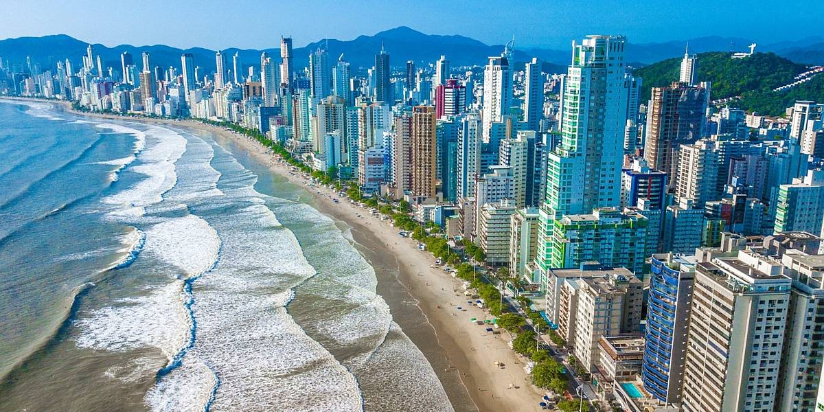 Linha de Prédios frente mar de Balneário Camboriu