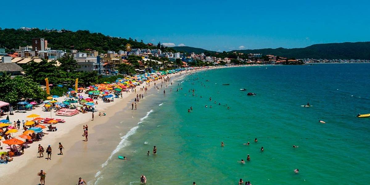 Mar desde la playa del centro de Bombinhas con la playa abarrotada