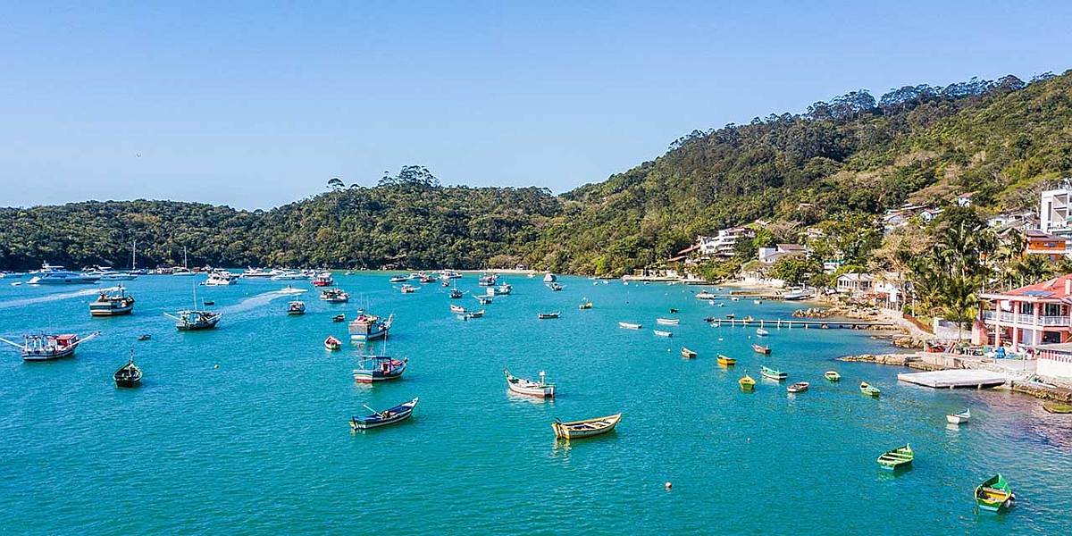 Mar de Porto Belo con bote de pescadores